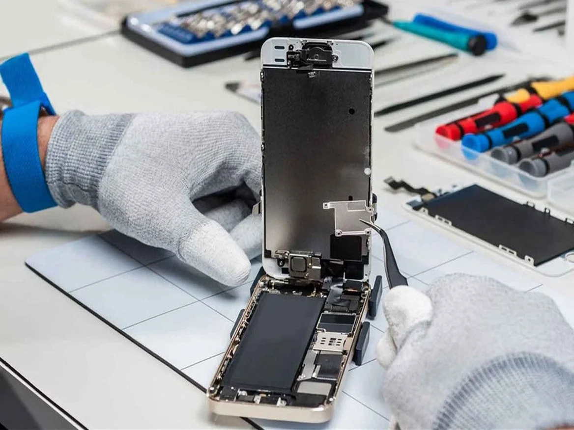 Ремонт iPhone: корпус вскрыт, видны внутренние компоненты